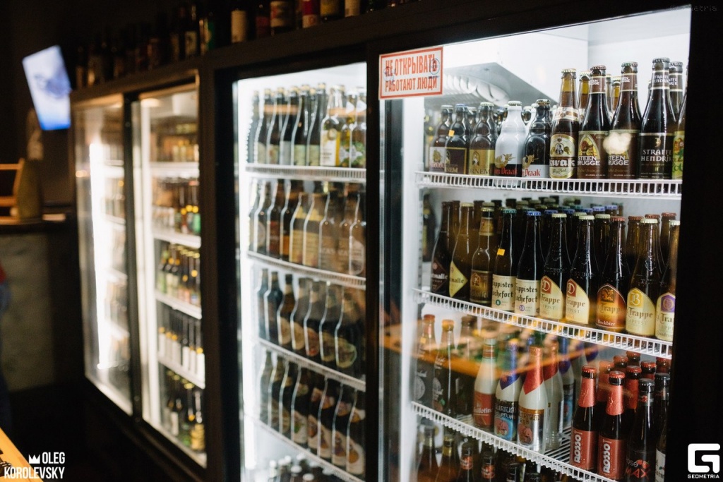 Есть пиво на кранах, а также есть в холодильниках на любой вкус